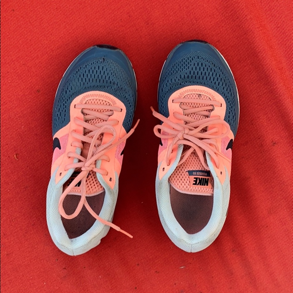 Nike Wmn Sneaker in grey, white + coral pink